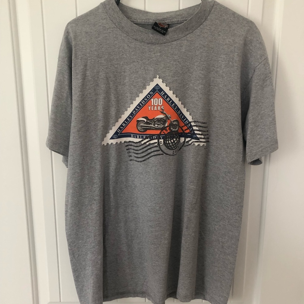 Harley-Davidson T-shirt.